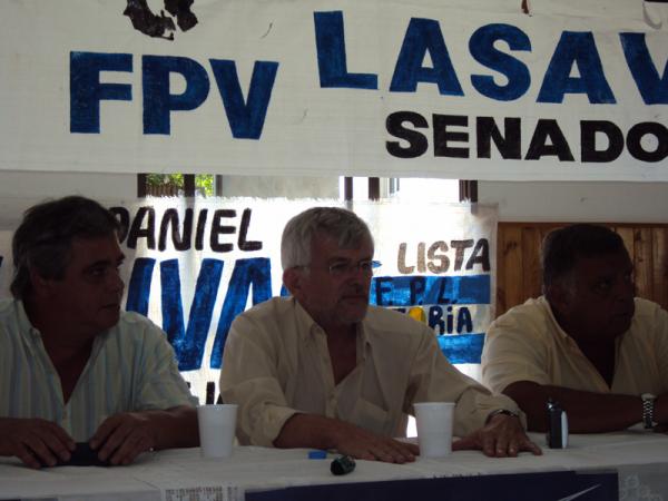 Jorge Hoffmann con los candidatos Reinares y Lasave.